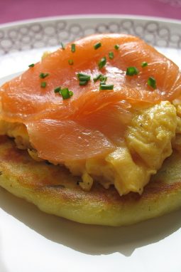 Die leckeren Glasgower Kartoffel-Scones mit Rührei und Räucherlachs