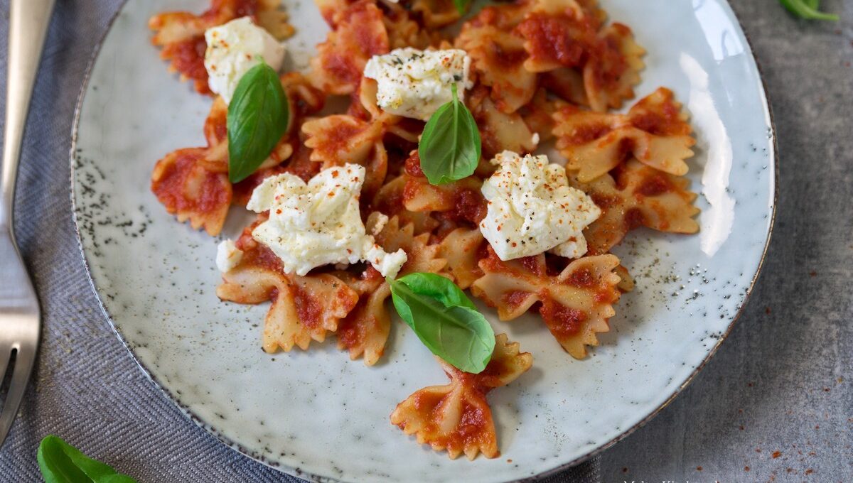 Rezept für Pasta mit süßer Tomatensauce und Ricotta aus dem Ofen