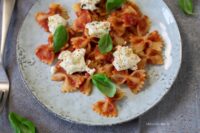 Rezept für Pasta mit süßer Tomatensauce und Ricotta aus dem Ofen
