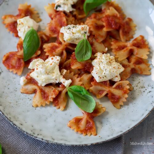 Rezept für Pasta mit süßer Tomatensauce und Ricotta aus dem Ofen