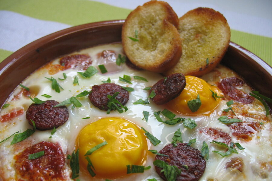 Gebackenen Eier mit Chorizo