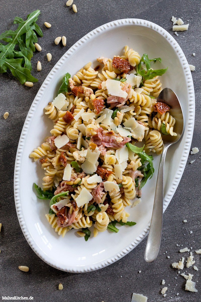 Italienischer Nudelsalat mit getrockneten Tomaten,Mozzarella und Rucola