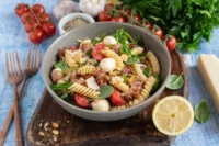 Italienischer Nudelsalat mit Tomaten, Mozzarella und Parmaschinken