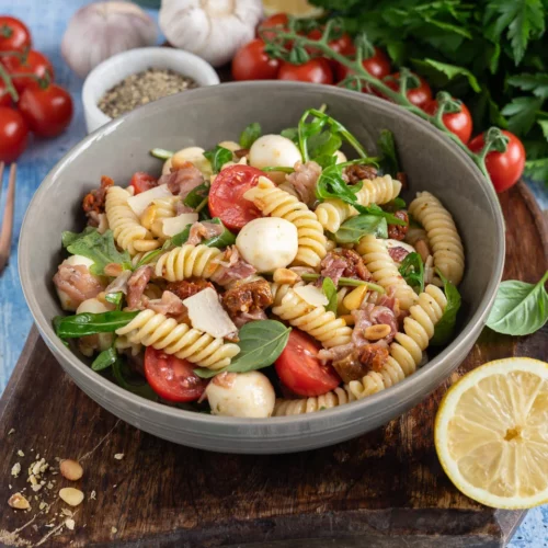 Italienischer Nudelsalat mit Tomaten, Mozzarella und Parmaschinken