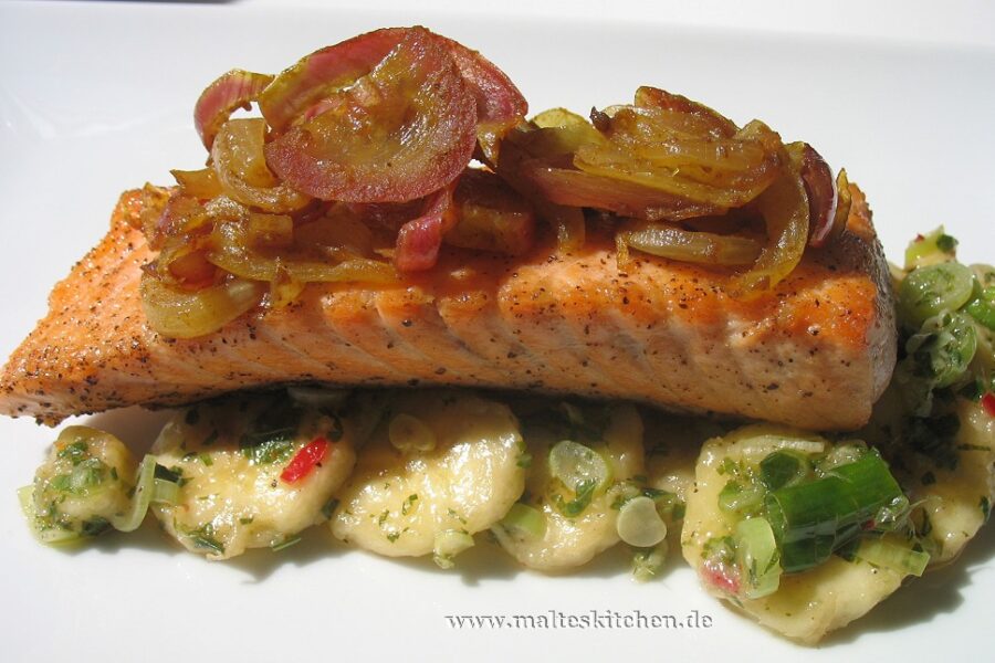 Frischer Lachs auf einem Bananensalat mit Curry-Zwiebeln