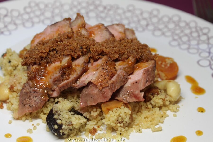 Entenbrust mit Honigkuchenbrösel und Orangensauce auf Couscous