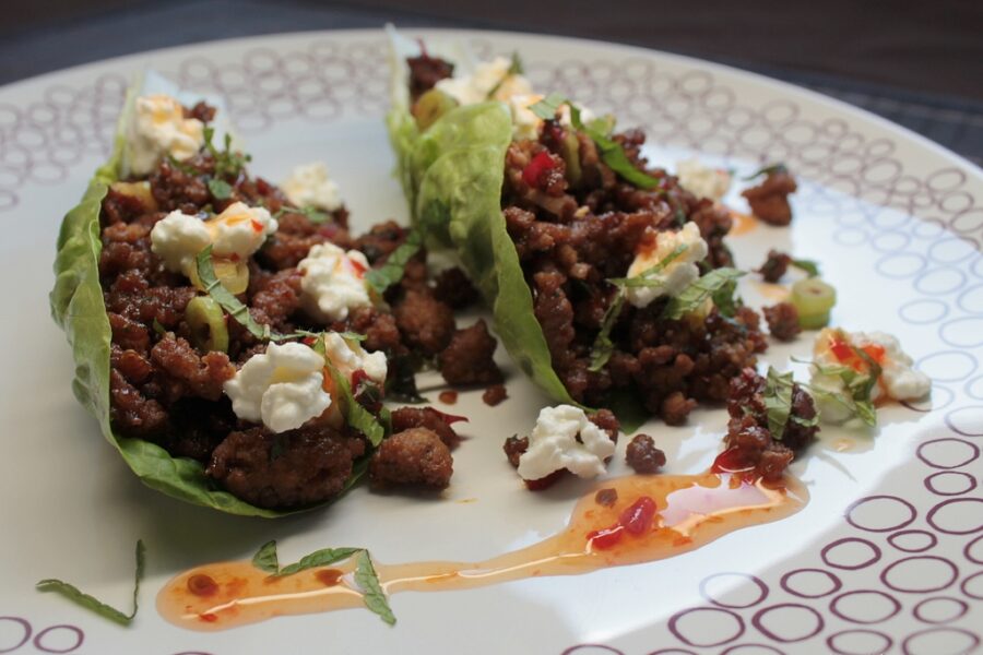 Knackiger Salat, gefüllt mit Hackfleisch und süß-sauer Sauce.