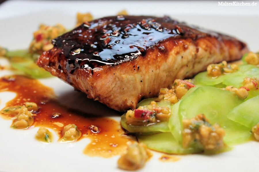 Glasierter Lachs mit Erdnuss-Pesto