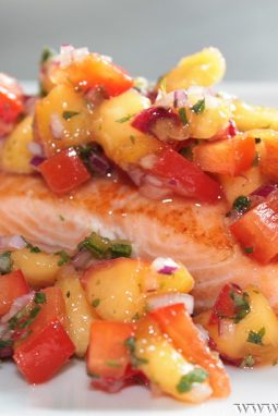 Nektarinen Salsa mit Lachs