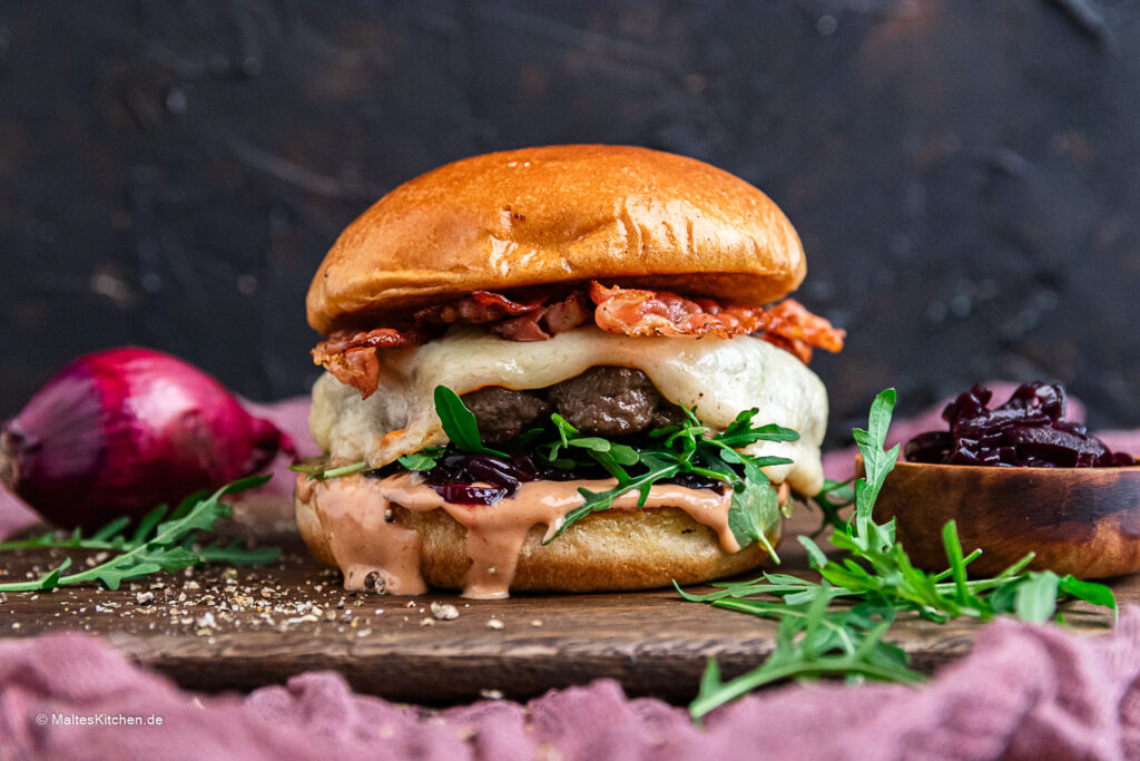 Rindfleischburger mit Camembert und Zwiebelconfit