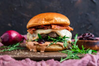 Rindfleischburger mit Camembert und Zwiebelconfit