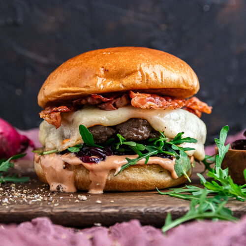 Rindfleischburger mit Camembert und Zwiebelconfit