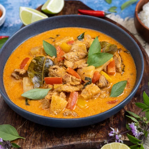 Rotes Thai-Curry mit Schweinefleisch