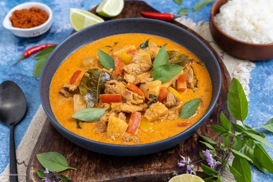 Rotes Thai-Curry mit Schweinefleisch