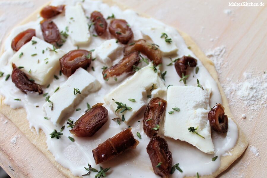 Rezept für einen Flammkuchen mit Datteln und Zigenkäse
