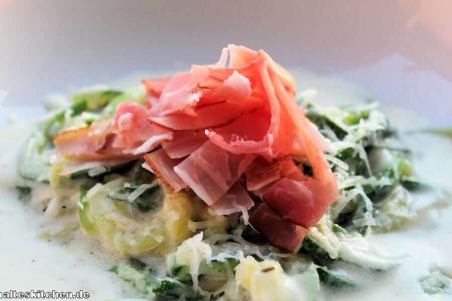 Zucchininudeln mit Käsesauce und Schinkenstreifen