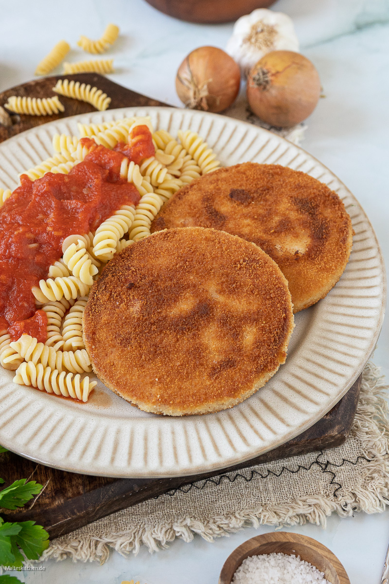 DDR Jägerschnitzel mit Nudeln und Tomatensoße.