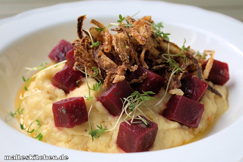 Schmackhaftes Sellerie-Püree mit Rote Bete Salat und Röstzwiebeln