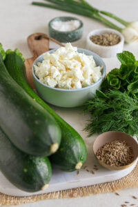 Zutaten für die griechischen Zucchinipuffer