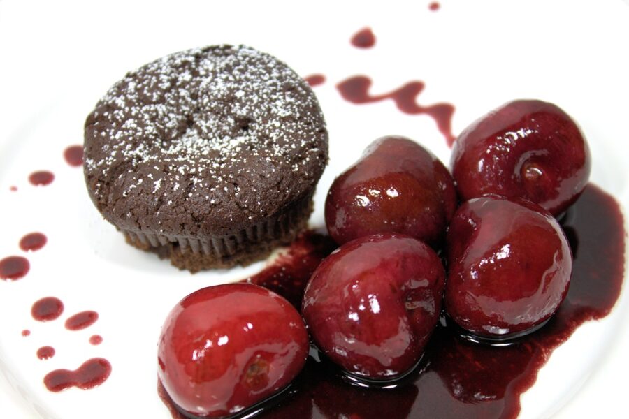 Schokoladenkuchen mit Rotwein-Kirschen