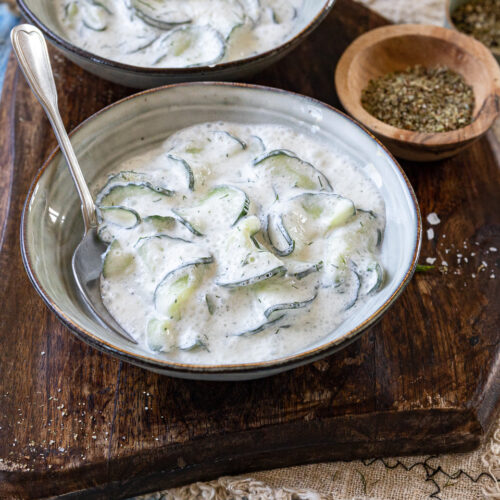 Gurkensalat mit Joghurt und saurer Sahne
