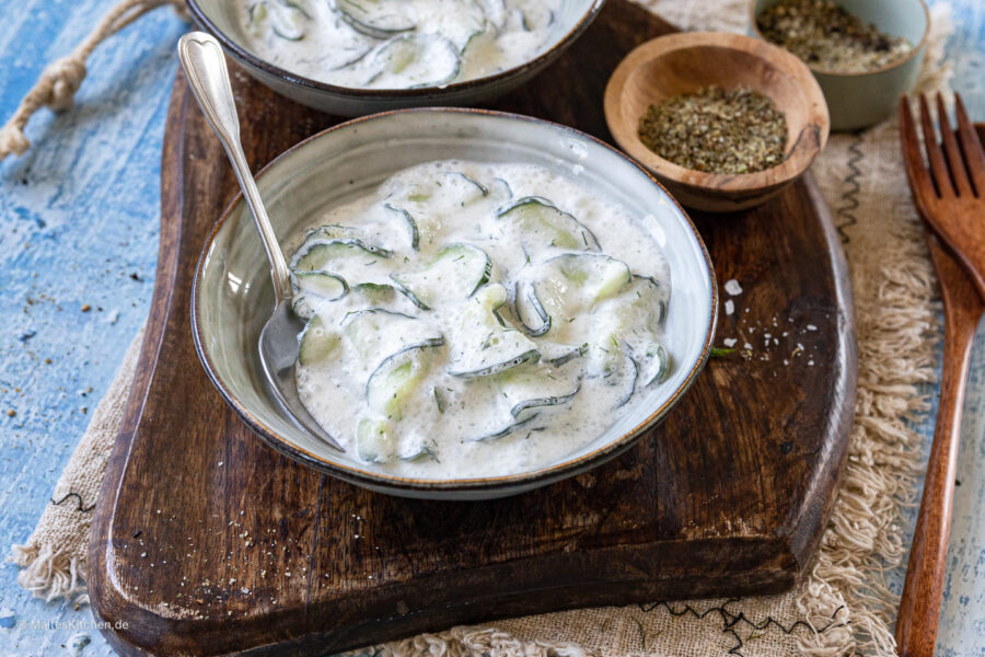 Gurkensalat mit Joghurt und saurer Sahne