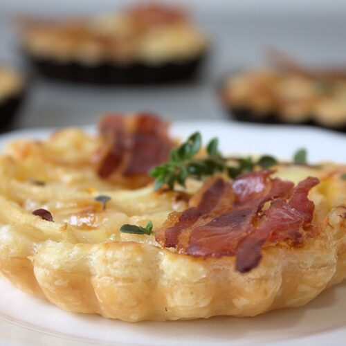 Rezept für eine Birnen-tarte mit Knusperspeck und Gorgonzola
