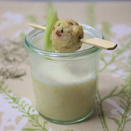 Rezept für eine Frühlingszzwiebelsuppe mit Kartoffel-Speck-Klößchen