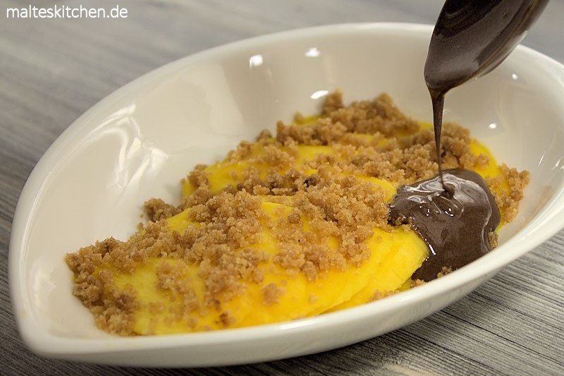 Ein ganz tolles Dessert die gestreuselte Mango mit Espresso-Schokoladen-Schaum.