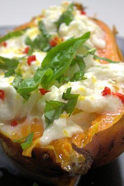 Gebackene Süßkartoffel mit Mozzarella