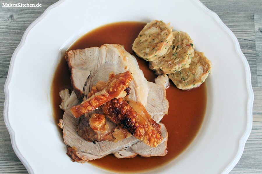 Rezept für einen bayrischen Schweinekrustenbraten mit Malzbiersauce