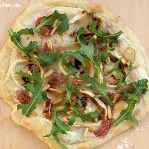 Flammkuchen mit Ziegenkäse, Feigen und Pinienkernen