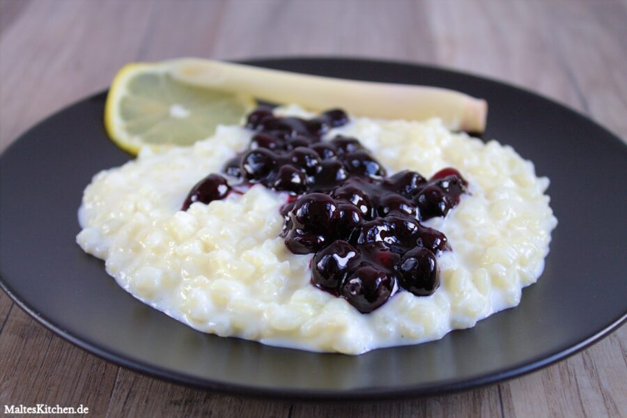 Rezept für Zitronengras-Milchreis mit Heidelbeerkompott
