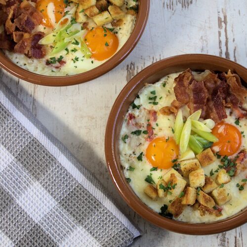 Gebackene Eier mit Speck, Tomaten und Frühlingszwiebeln