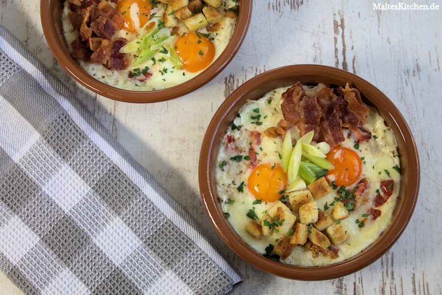 Gebackene Eier mit Speck, Tomaten und Frühlingszwiebeln