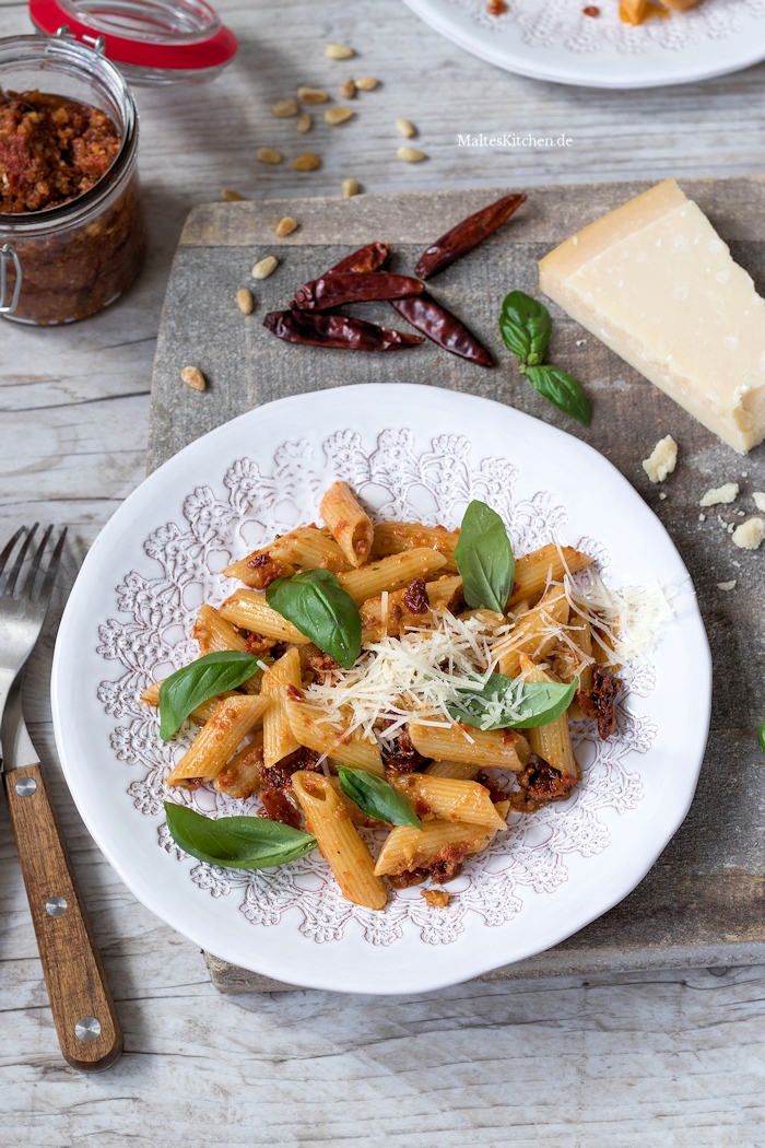 Penni mit Pesto Rosso und Basilikum