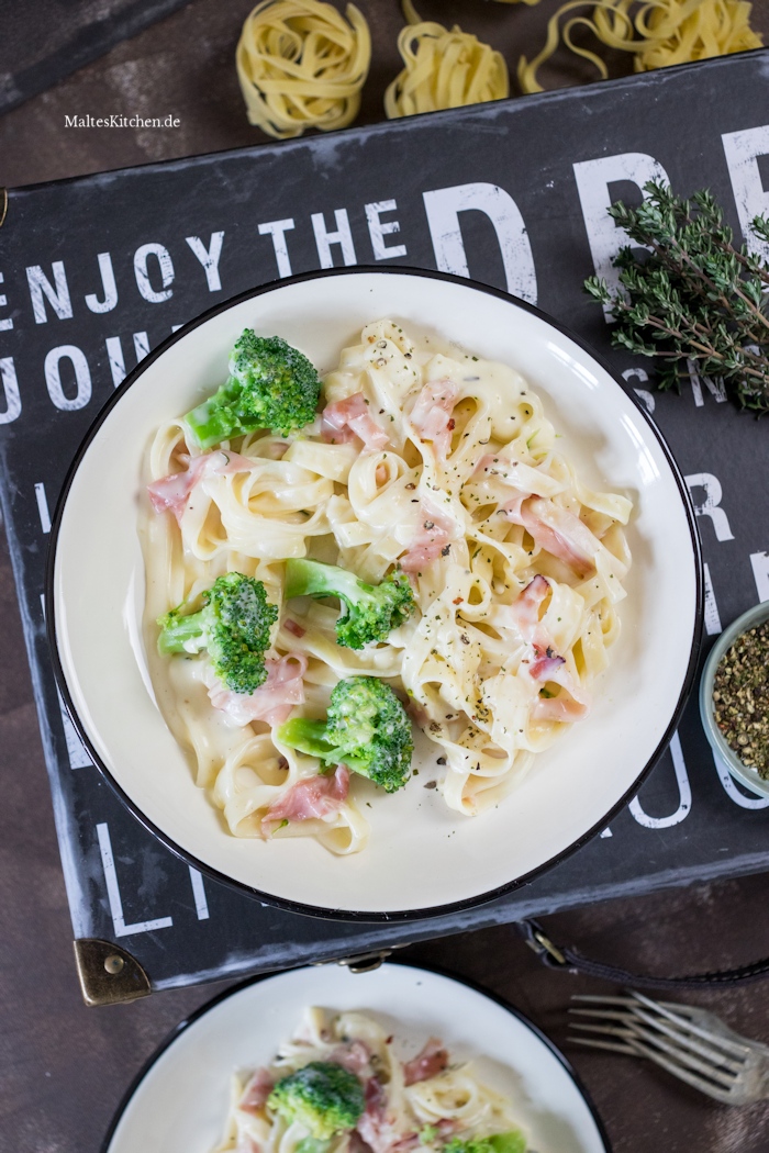 Tagliatelle mit Schinken und Brokkoli in Käsesauce