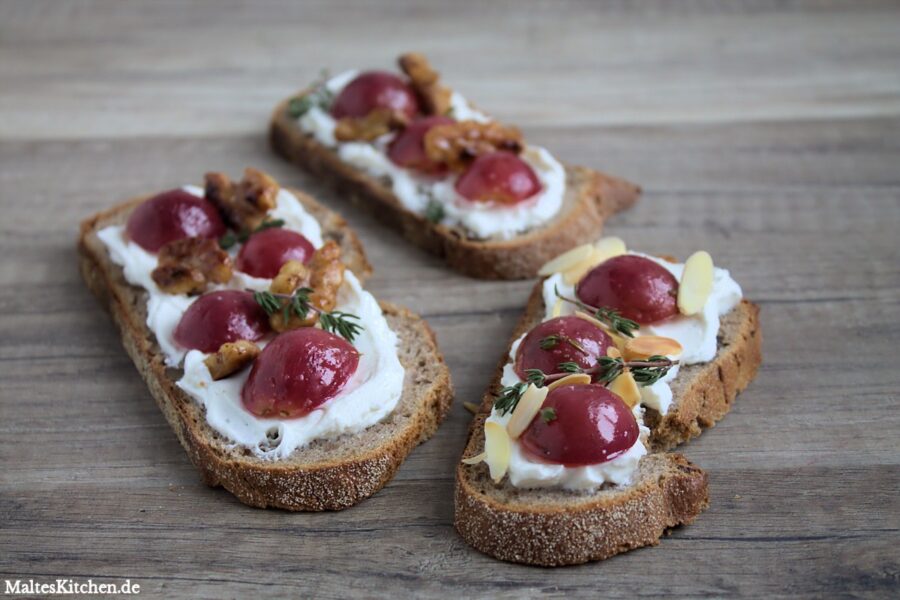 Geröstetes Brot mit Ziegenkäse und Weintrauben
