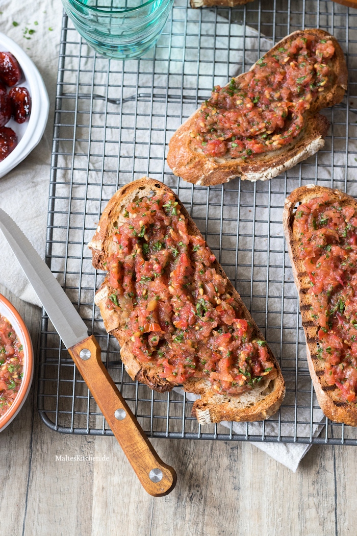 Leckeres Brot mit Tomaten und Knoblauch