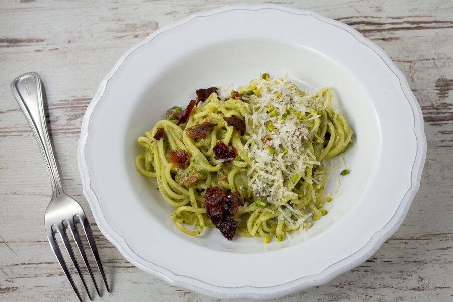Rezept für Spaghetti mit Pistazienpesto & Bacon