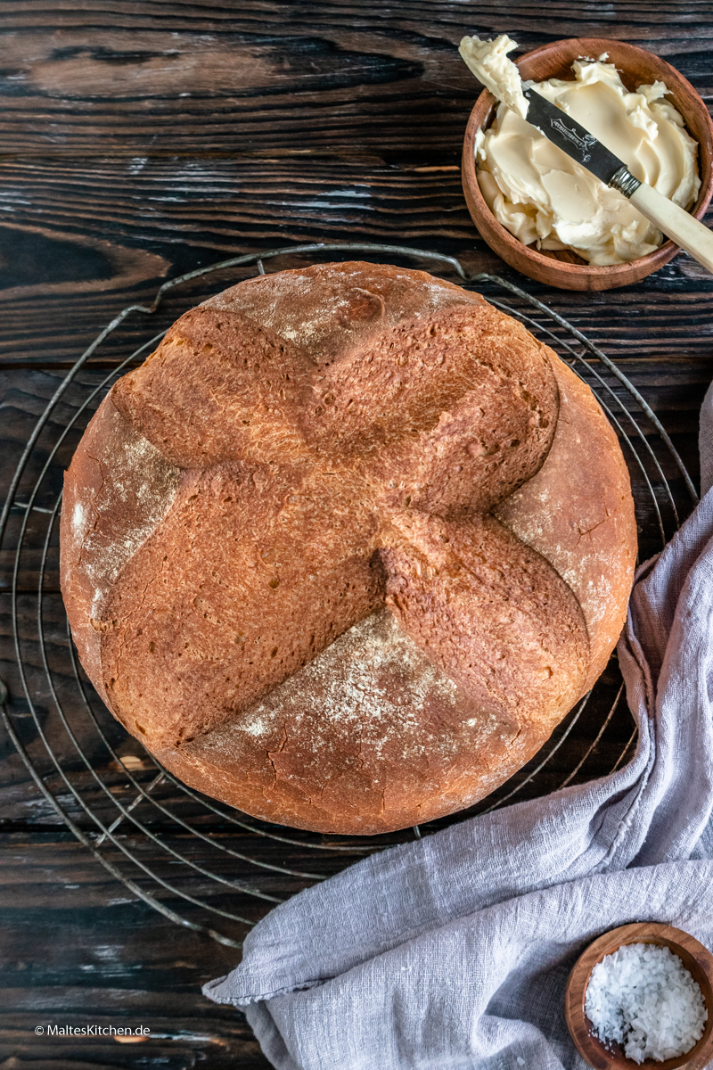 Selbstgebackenes Brot mit toller Kruste