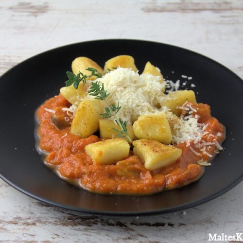 Superleckere selbstgmachte Gnocchis in einer fruchtigen Auberginen-Tomatensauce
