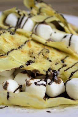 Crepes mit Nutella, Marshmallows, Schokosauce und Kekskrümeln