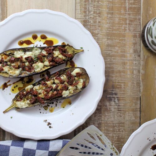 Rezept für gegrillte Auberginen mit Ziegenkäse und Tomaten-Öl