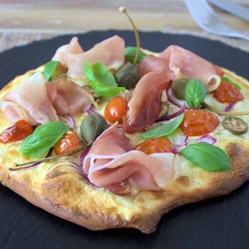 Rezept für Flammkuchen mit Kirschtomaten, Kapernäpfel und Serranoschinken nach Björn Freitag