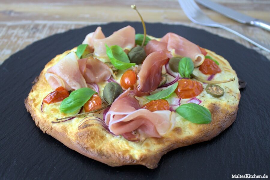 Rezept für Flammkuchen mit Kirschtomaten, Kapernäpfel und Serranoschinken nach Björn Freitag