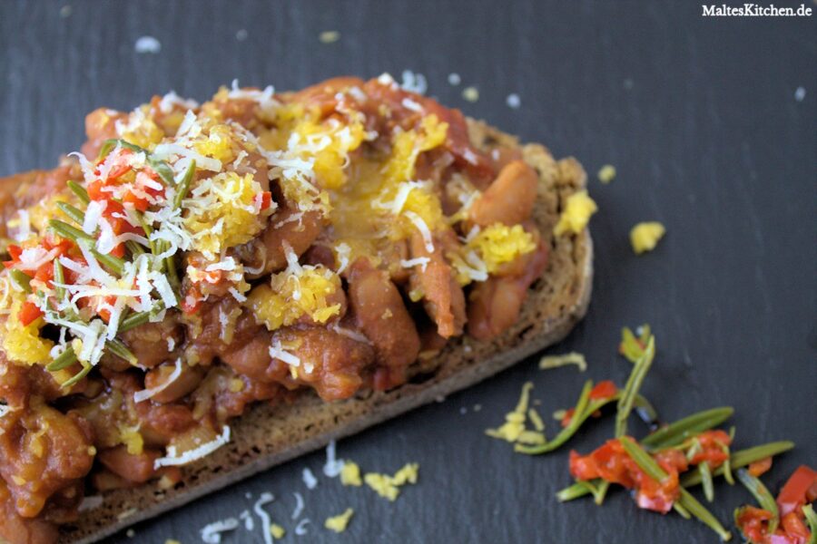 Gebackenen Bohnen, baked beans, auf geröstetem Brot