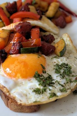 Soiegelein mit Chorizo, Paprika und Zucchini