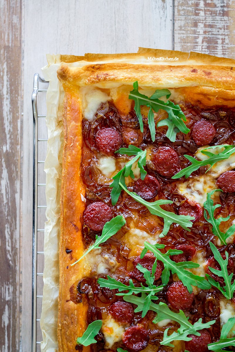 Blätterteig Tarte mit Chorizo, karamellisierten Zwiebeln & Mozzarella