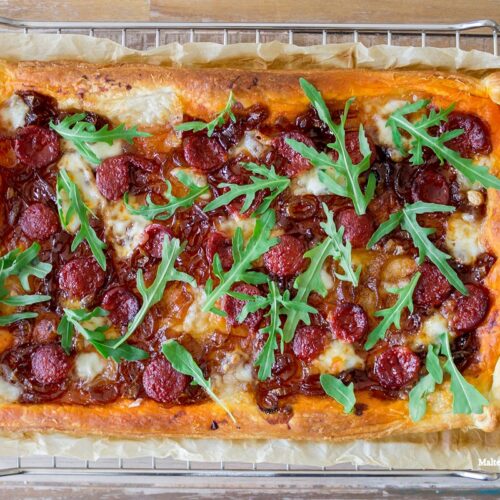 Rezept Blätterteig-Tarte mit Chorizo, karamellisierten Zwiebeln & Mozzarella